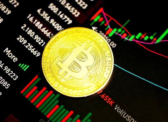 Ilustrasi mata uang kripto Bitcoin (BTC). (Sumber: Unsplash/Kanchanara)