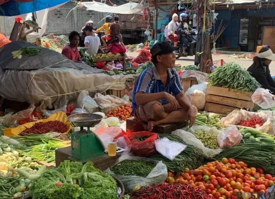 Pedagang sayuran menggelar lapak di Pasar Cisoka, Kabupaten Tangerang. Jelang Ramadan, harga cabai rawit merah tembus jadi Rp80 ribu per kg. (Sumber: Poskota/Veronica Prasetio)