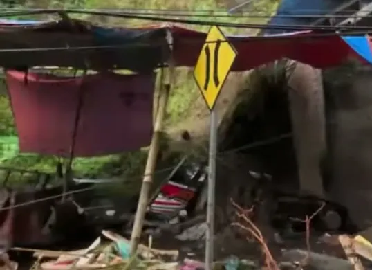 Lokasi longsoran yang menimpa rumah sekaligus bengkel di Bungbulang, Garut menyebabkan satu warga meninggal dunia. (Sumber: Capture Instagram @wakilbupatigarut)