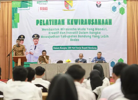 Beri motivasi ratusan peserta Pelatihan Bedas Entrepreneurship, Wabup Ali Syakieb mengungkapkan pengalaman kerjanya. (Sumber: Dok. Pemkab Bandung)