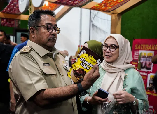 Wakil Gubernur Jakarta, Rano Karno, saat menemui pelaku UMKM dan mencoba mencicipi salah satu produk makanan di Bazar Jakarta Entrepreneur di Balai Kota, Jakarta, Senin, 24 Januari 2025. (Sumber: Poskota/Bilal Nugraha Ginanjar)