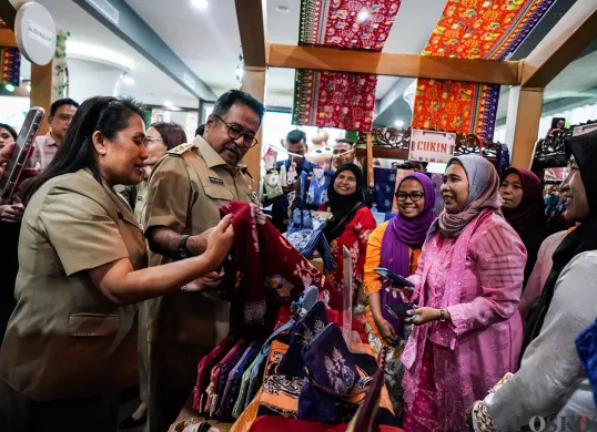 Wakil Gubernur Jakarta, Rano Karno, saat menemui pelaku UMKM di Bazar Jakarta Entrepreneur di Balai Kota, Jakarta, Senin, 24 Januari 2025. (Sumber: Poskota/Bilal Nugraha Ginanjar)