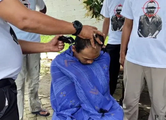 Warga Kampung Alar Jiban saat menggunduli kepala dalam aksi cukur rambut massal, usai penahanan Kepala Desa Kohod Arsin bin Sanip. (Sumber: Poskota/Veronica Prasetio)