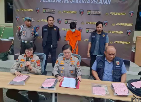 Pelaku begal payudara dihadirkan dalam konferensi pers di Mapolsek Pesanggrahan. Kepada polisi, pemuda berinisial BS itu mengaku telah beraksi sebanyak tiga kali. (Sumber: Poskota/Angga Pahlevi)