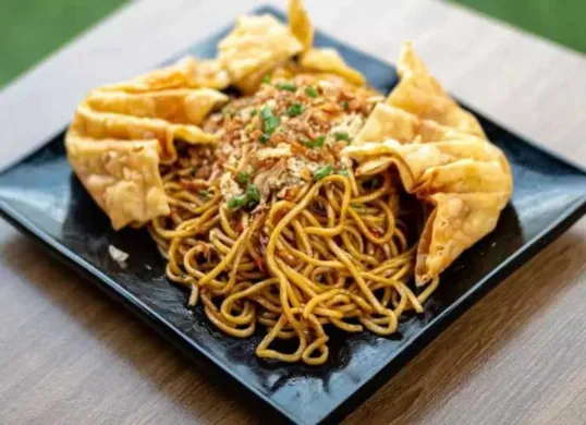 Pedasnya bikin nagih! Mie Gacoan level 9, tantangan bagi pecinta pedas sejati. Siap-siap kepedesan tapi ketagihan. (Sumber: Pinterest)