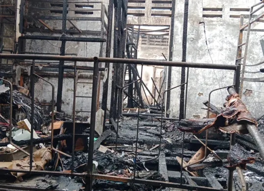 Mess karyawan kabel internet yang terbakar di samping gedung Harco Glodok, Tamansari, Jakarta Barat. (Sumber: Poskota/Pandi Ramedhan)