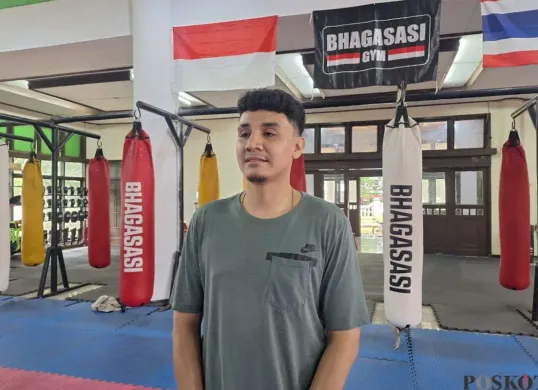 Ketua Pengcab Muay Thai Kabupaten Bekasi, Stefano Rumagit di sasana latihan Bekasi, Selasa, 25 Februari 2025. (Sumber: Poskota/Ihsan Fahmi)