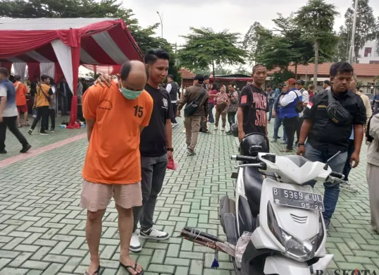 Pelaku pemerasan dan barang bukti saat diamankan di Polres Tangerang Selatan, Selasa, 25 Februari 2025. (Sumber: Poskota/Veronica Prasetyo)