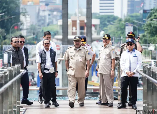 Wakil Gubernur DKI Jakarta Rano Karno meninjau fasilitas transportasi umum MRT Bundaran HI Astra, Selasa, 25 Februari 2025. Rano mengatakan Pemprov Jakarta berencana menambah kantung parkir. (Sumber: Poskota/Bilal Nugraha Ginanjar)