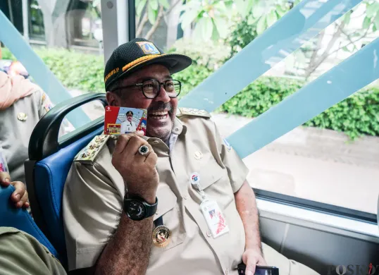 Wakil Gubernur Jakarta, Rano Karno,  saat menggunakan transportasi umum, Selasa, 25 Februari 2025, beberapa waktu lalu. (Sumber: Poskota/Bilal Nugraha Ginanjar)
