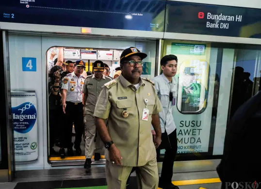 Wakil Gubernur DKI Jakarta berjalan keluar dari kereta MRT menuju Halte Transjakara Bundaran HI Astra, Selasa, 25 Februari 2025. (Sumber: Poskota/Bilal Nugraha Ginanjar)