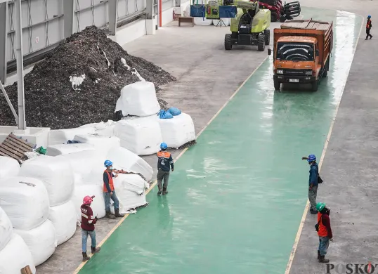 Petugas mengolah limbah dari sampah plastik di Refuse Derived Fuel (RDF) Plant Rorotan, Jakarta Utara. (Sumber: Poskota/Bilal Nugraha Ginanjar)