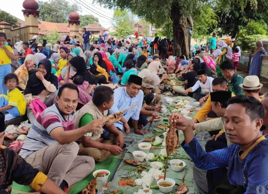 Ribuan masyarakat di Kecamatan Menes, Pandeglang, saat mengikuti acara munggahan bersama jajaran Muspika setempat. (Sumber: Poskota/Samsul Fatoni)