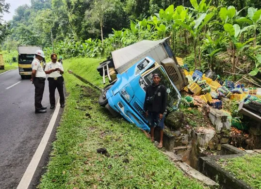 Truk bermuatan 5 ton telur terguling di jalan raya Cirata, Kecamatan Maniis, Kabupaten Purwakarta, Selasa, 25 Februari 2025. (Sumber: Dok. Humas Polres Purwakarta)