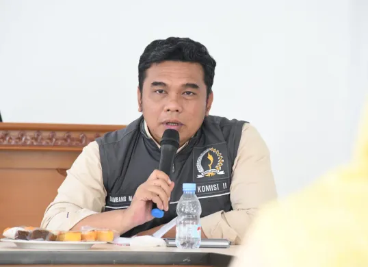 Ketua Komisi II DPRD Jawa Barat, Bambang Mujiarto, saat kunjungan kerja ke UPTD Pengujian dan Penerapan Mutu Produk Perikanan Kota Cirebon, Selasa, 25 Februari 2025. (Sumber: Dok. Humas DPRD Jabar)