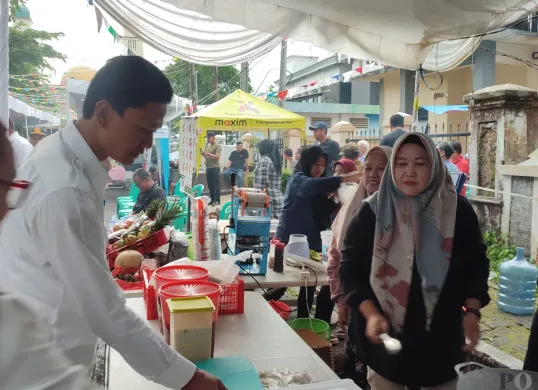 Wakil Bupati Pandeglang, Iing Andri Supriadi saat meninjau para pelaku UMKM di bazar Ramadan. (Sumber: Poskota/Samsul Fatoni)