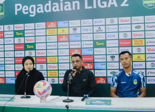 Pelatih PSIM Yogyakarta, Erwan Hendarwanto bersama Sunni Hizbullah, di konferensi pers jelang partai final Liga 2 lawan Bhayangkara FC. (Foto: psimjogja.id)