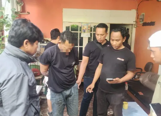 Pelaku penganiayaan pemilik warung di Larangan, Kota Tangerang saat ditangkap anggota Polsek Ciledug. (Sumber: Dok. Polsek Ciledug)