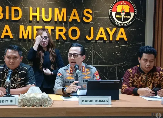 Kabid Humas Polda Metro Jaya, Kombes Ade Ary Syam Indradi (tengah) saat ditemui di Mapolda Metro Jaya. (Sumber: Poskota/Ali Mansur)