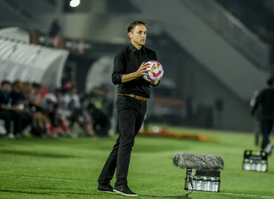 Pelatih Persebaya, Paul Munster minta bonek padati Stadion Gelora Bung Tomo saat menjamu Persib di pekan 25 Liga 1 2024-25. (Foto: persebaya.id)