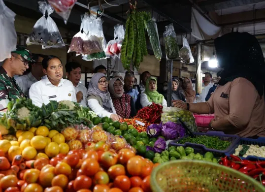 Wakil Walikota Depok, Chandra Rahmansyah bersama Dandim 0508 Depok, sidak harga bahan pokok di Pasar Cisalak, Rabu 26 Februari 2025. (Sumber: Dok. Humas Pemkot Depok)