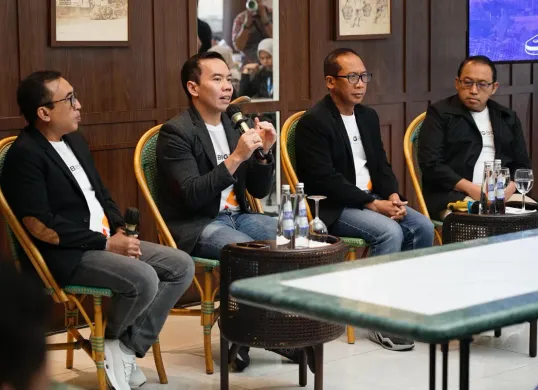 Direktur Digital Business Telkom Muhamad Fajrin Rasyid (kedua dari kiri) saat menjelaskan mengenai Artificial Intelligence (AI) di Jakarta, Rabu, 26 Februari 2025. (Sumber: Dok. Telkom)