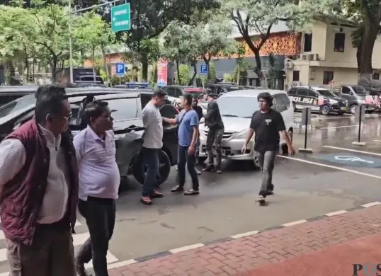 Para pelaku pemerasan yang mengaku-ngaku sebagai wartawan digelandang ke Polda Metro Jaya, Jakarta Selatan. (Sumber: Poskota/Ali Mansur)