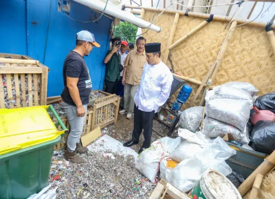 Wakil Wali Kota Bandung, Erwin meninjau pengolahan sampah secara mandiri di Kelurahan Sarijadi, Kota Bandung, Rabu, 26 Februari 2025. (Sumber: Dok. Diskominfo Kota Bandung)