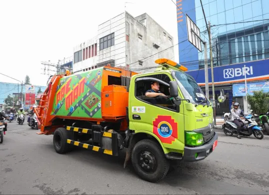 Wakil Wali Kota Bandung, Erwin meluncurkan truk Pacman yang akan beroperasi mengangkut sampah di Kota Bandung. (Sumber: Dok. Diskominfo Kota Bandung)