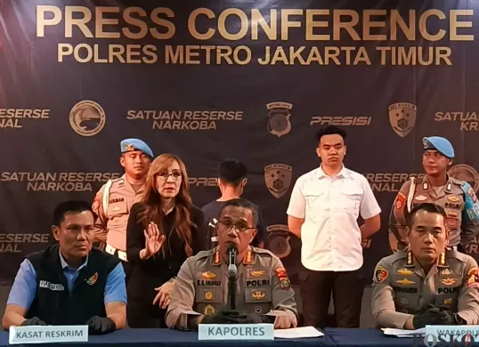 Polres Jakarta Timur menggelar konferensi pers kasus pembunuhan dengan mayat di cor di sebuah rumah toko (ruko) di kawasan Pulogadung, Jakarta Timur, Kamis, 27 Februari 2025. (Sumber: Poskota/Ali)