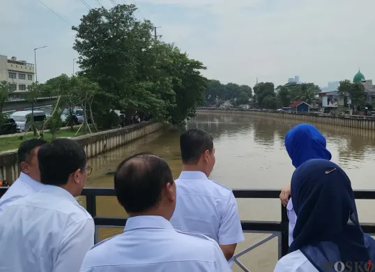 Jajaran pejabat Pemprov Jakarta saat melihat Kali Sekretaris di Jakarta Barat. (Sumber: Poskota/Pandi Ramedhan)