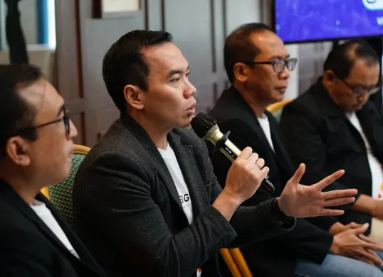 Direktur Digital Business Telkom Muhamad Fajrin Rasyid (kedua dari kiri) saat membahas mengenai pengembangan teknologi Artificial Intelligence (AI) di Jakarta, Rabu, 26 Februari 2025. (Sumber: Dok. Telkom)