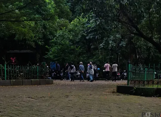 Suasana saat akhir pekan masyarakat berolahraga di kawasan Hutan Kota Srengseng, Kembangan, Jakarta Barat. (Sumber: Poskota/Pandi Ramedhan)