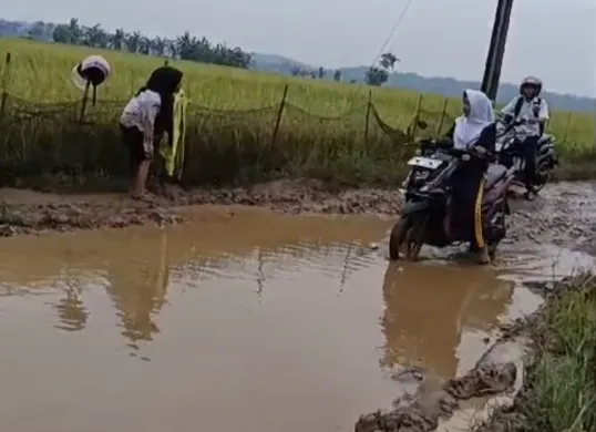 Jalan Cimoyan-Pasirgadung di Kecamatan Patia, Kabupaten Pandeglang, Banten rusak parah dan belum bisa diperbaiki pemerintah. (Sumber: Dok. Warga)