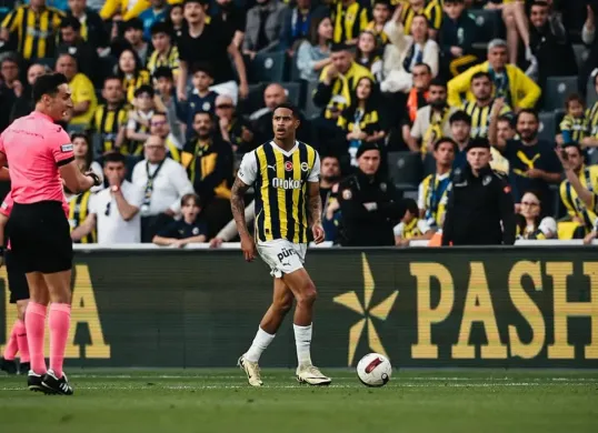 Pemain Fenerbache, Jayden Oosterwolde dikabarkan sudah bertemu Alex Pastoor terkait tawaran gabung Timnas Indonesia. (Foto: Instagram/@oosterwolde)