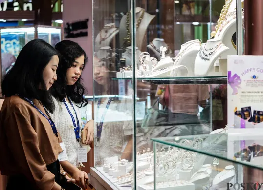 Harga emas perhiasan hari ini, Kamis, 9 April 2026 melonjak tajam. (Sumber: Poskota/Bilal Nugraha Ginanjar)