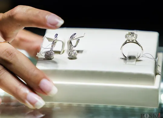 Harga emas perhiasan hari ini, Sabtu, 14 Maret 2026 kembali turun. (Sumber: Poskota/Bilal Nugraha Ginanjar)