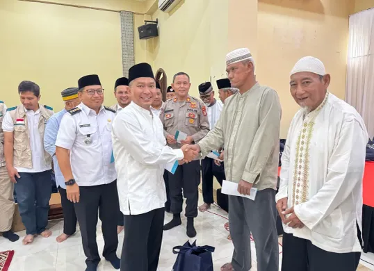 250 warga dhuafa menerima bingkisan Ramadan di  Masjid Jami’iyyatul Ummah, Jatiasih, Bekasi. (Sumber: Dok. PLN UID Jakarta Raya)