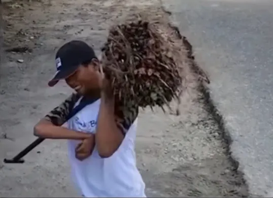 Dirut pertamina tersandung kasus korupsi, netizen bandingkan dengan Fernando, pekerja disabilitas di kebun sawit. (Sumber: Instagram)