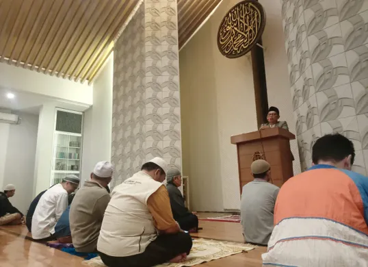 Sejumlah warga di Bumi Pasundan, kota Bandung sudah melaksanakan sholat tarawih hari ini, Jum'at 28 Februari 2025. (Sumber: Yugi Prasetyo/Poskota)