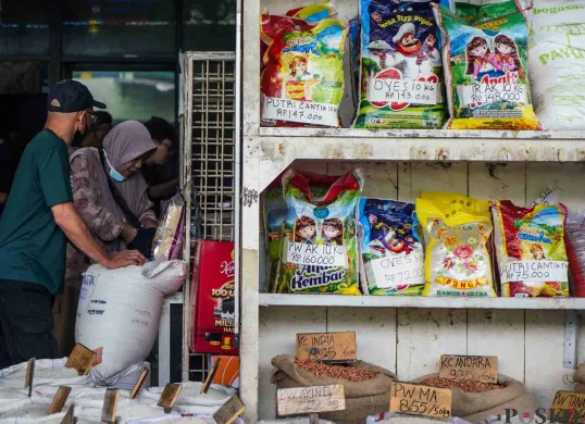 Pembeli berbelanja kebutuhan pokok di Pasar Induk Beras Cipinang, Jakarta Timur, Sabtu, 22 Februari 2025. (Sumber: Poskota/Bilal Nugraha Ginanjar)