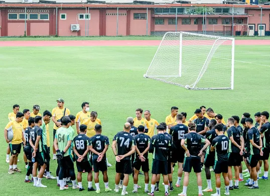 Skuad Persebaya saat berlatih di Lapangan Thor, Surabaya, jelang laga kontra Persib Bandung di pekan 25 Liga 1 2024-25. (Sumber: Instagram @persebayaofficial)