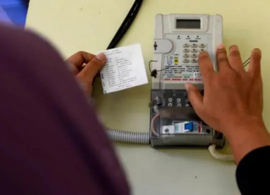 Warga membeli token listrik untuk menikmati program diskon 50% dari PLN di awal tahun 2025. (Sumber: Pinterest)