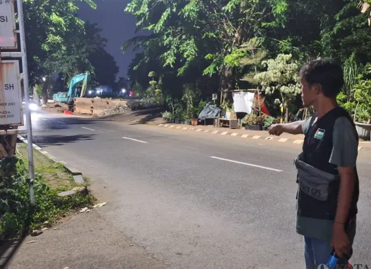 Warga menunjukkan lokasi penemuan pria diduga pengamen tewas di Jalan Khairil Anwar, Margahayu, Bekasi Timur, Kota Bekasi, Rabu, 1 Januari 2025. (Foto: Ihsan Fahmi)