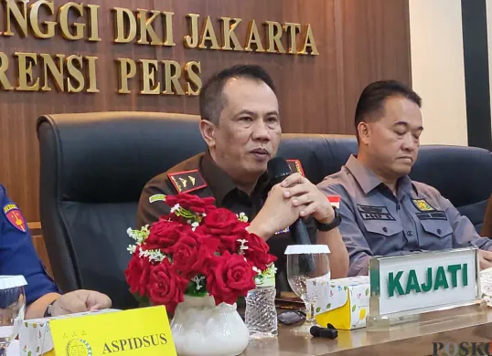 Kepala Kejaksaan Tinggi Jakarta, Patris Yusrian Jaya saat konferensi pers, Kamis 2 Januari 2025. (Poskota/Pandi)