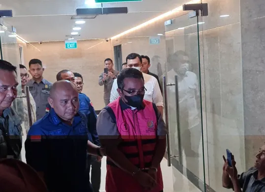 Gatot Arif Rahmadi selaku EO ditetapkan tersangka kasus korupsi yang menyeret kepala dinas Kebudayaan Jakarta, saat hendak dibawa ke lapas sebagai tahanan kejaksaan, Kamis 2 Januari 2025. (Poskota/Pandi Ramedhan)