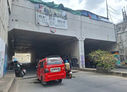 Sejumlah kendaraan melintas di Jalan Raya Underpas Tambun, Kabupaten Bekasi, Kamis, 2 Januari 2025. (Sumber: Poskota/Ihsan)