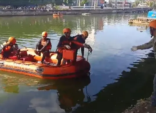 Dua orang juru parkir nekat menceburkan diri ke kali kawasan Ancol, Jakarta Utara, setelah dikejar kawanan orang bersenjata tajam. Korban ditemukan tewas. (Sumber: Dok. Damkar)