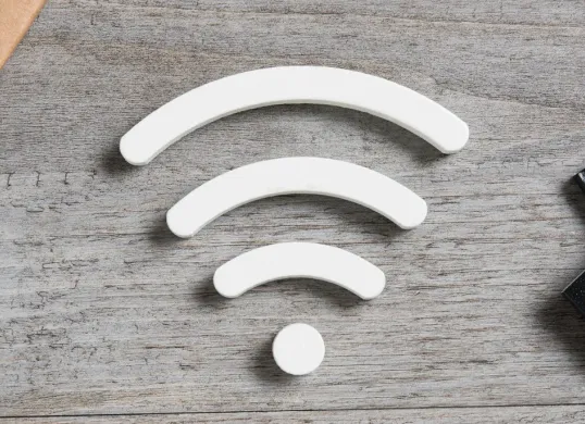 Tips meningkatkan sinyal WiFi agar lebih kencang. (Foto: Canva)