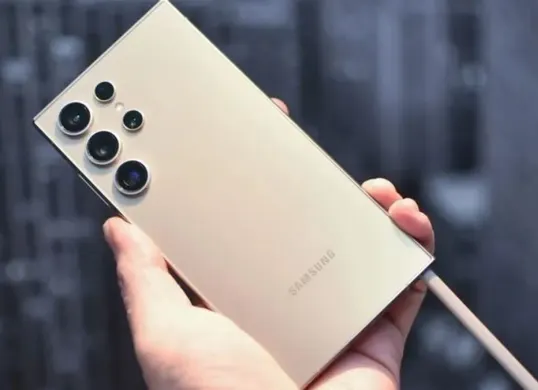 Perbandingan Samsung Galaxy S25 Ultra dan iPhone 17 Pro Max. (Sumber: Pinterest)